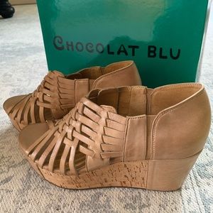 Brand New! Chocolat Blu Web Stacked Wedge size 7.5